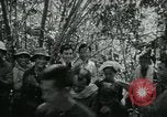Immagine di Famiglia vietnamita che trasportano derrate alimentari e forniture in Viet Cong camp in Il Vietnam, 1965, secondo 18 filmato di repertorio 65675032697
