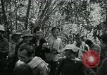 Immagine di Famiglia vietnamita che trasportano derrate alimentari e forniture in Viet Cong camp in Il Vietnam, 1965, secondo 19 filmato di repertorio 65675032697