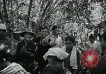 Immagine di Famiglia vietnamita che trasportano derrate alimentari e forniture in Viet Cong camp in Il Vietnam, 1965, secondo 20 filmato di repertorio 65675032697