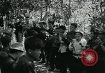 Immagine di Famiglia vietnamita che trasportano derrate alimentari e forniture in Viet Cong camp in Il Vietnam, 1965, secondo 21 filmato di repertorio 65675032697
