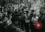 Immagine di Famiglia vietnamita che trasportano derrate alimentari e forniture in Viet Cong camp in Il Vietnam, 1965, secondo 22 filmato di repertorio 65675032697