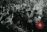 Immagine di Famiglia vietnamita che trasportano derrate alimentari e forniture in Viet Cong camp in Il Vietnam, 1965, secondo 23 filmato di repertorio 65675032697