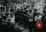 Immagine di Famiglia vietnamita che trasportano derrate alimentari e forniture in Viet Cong camp in Il Vietnam, 1965, secondo 24 filmato di repertorio 65675032697