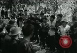 Immagine di Famiglia vietnamita che trasportano derrate alimentari e forniture in Viet Cong camp in Il Vietnam, 1965, secondo 25 filmato di repertorio 65675032697