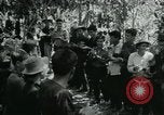 Immagine di Famiglia vietnamita che trasportano derrate alimentari e forniture in Viet Cong camp in Il Vietnam, 1965, secondo 26 filmato di repertorio 65675032697