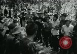 Immagine di Famiglia vietnamita che trasportano derrate alimentari e forniture in Viet Cong camp in Il Vietnam, 1965, secondo 27 filmato di repertorio 65675032697