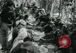 Immagine di Famiglia vietnamita che trasportano derrate alimentari e forniture in Viet Cong camp in Il Vietnam, 1965, secondo 28 filmato di repertorio 65675032697