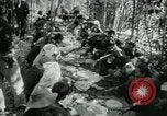 Immagine di Famiglia vietnamita che trasportano derrate alimentari e forniture in Viet Cong camp in Il Vietnam, 1965, secondo 29 filmato di repertorio 65675032697