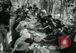 Immagine di Famiglia vietnamita che trasportano derrate alimentari e forniture in Viet Cong camp in Il Vietnam, 1965, secondo 30 filmato di repertorio 65675032697
