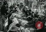 Immagine di Famiglia vietnamita che trasportano derrate alimentari e forniture in Viet Cong camp in Il Vietnam, 1965, secondo 31 filmato di repertorio 65675032697