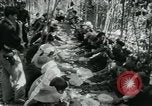 Immagine di Famiglia vietnamita che trasportano derrate alimentari e forniture in Viet Cong camp in Il Vietnam, 1965, secondo 32 filmato di repertorio 65675032697