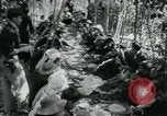 Immagine di Famiglia vietnamita che trasportano derrate alimentari e forniture in Viet Cong camp in Il Vietnam, 1965, secondo 33 filmato di repertorio 65675032697