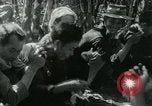 Immagine di Famiglia vietnamita che trasportano derrate alimentari e forniture in Viet Cong camp in Il Vietnam, 1965, secondo 34 filmato di repertorio 65675032697