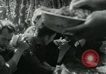 Immagine di Famiglia vietnamita che trasportano derrate alimentari e forniture in Viet Cong camp in Il Vietnam, 1965, secondo 35 filmato di repertorio 65675032697