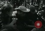 Immagine di Famiglia vietnamita che trasportano derrate alimentari e forniture in Viet Cong camp in Il Vietnam, 1965, secondo 36 filmato di repertorio 65675032697