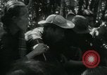 Immagine di Famiglia vietnamita che trasportano derrate alimentari e forniture in Viet Cong camp in Il Vietnam, 1965, secondo 37 filmato di repertorio 65675032697