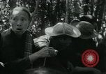 Immagine di Famiglia vietnamita che trasportano derrate alimentari e forniture in Viet Cong camp in Il Vietnam, 1965, secondo 38 filmato di repertorio 65675032697