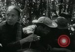 Immagine di Famiglia vietnamita che trasportano derrate alimentari e forniture in Viet Cong camp in Il Vietnam, 1965, secondo 39 filmato di repertorio 65675032697