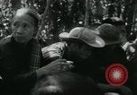 Immagine di Famiglia vietnamita che trasportano derrate alimentari e forniture in Viet Cong camp in Il Vietnam, 1965, secondo 40 filmato di repertorio 65675032697
