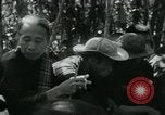 Immagine di Famiglia vietnamita che trasportano derrate alimentari e forniture in Viet Cong camp in Il Vietnam, 1965, secondo 41 filmato di repertorio 65675032697