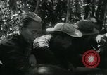 Immagine di Famiglia vietnamita che trasportano derrate alimentari e forniture in Viet Cong camp in Il Vietnam, 1965, secondo 42 filmato di repertorio 65675032697