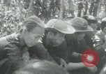 Immagine di Famiglia vietnamita che trasportano derrate alimentari e forniture in Viet Cong camp in Il Vietnam, 1965, secondo 43 filmato di repertorio 65675032697