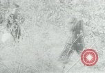 Immagine di Famiglia vietnamita che trasportano derrate alimentari e forniture in Viet Cong camp in Il Vietnam, 1965, secondo 44 filmato di repertorio 65675032697