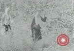 Immagine di Famiglia vietnamita che trasportano derrate alimentari e forniture in Viet Cong camp in Il Vietnam, 1965, secondo 48 filmato di repertorio 65675032697