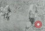 Immagine di Famiglia vietnamita che trasportano derrate alimentari e forniture in Viet Cong camp in Il Vietnam, 1965, secondo 50 filmato di repertorio 65675032697
