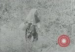 Immagine di Famiglia vietnamita che trasportano derrate alimentari e forniture in Viet Cong camp in Il Vietnam, 1965, secondo 51 filmato di repertorio 65675032697