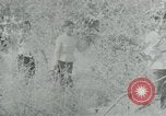 Immagine di Famiglia vietnamita che trasportano derrate alimentari e forniture in Viet Cong camp in Il Vietnam, 1965, secondo 56 filmato di repertorio 65675032697