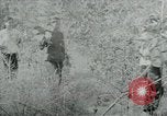 Immagine di Famiglia vietnamita che trasportano derrate alimentari e forniture in Viet Cong camp in Il Vietnam, 1965, secondo 58 filmato di repertorio 65675032697