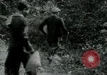 Immagine di Famiglia vietnamita che trasportano derrate alimentari e forniture in Viet Cong camp in Il Vietnam, 1965, secondo 59 filmato di repertorio 65675032697