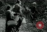 Immagine di Famiglia vietnamita che trasportano derrate alimentari e forniture in Viet Cong camp in Il Vietnam, 1965, secondo 60 filmato di repertorio 65675032697