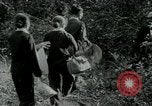 Immagine di Famiglia vietnamita che trasportano derrate alimentari e forniture in Viet Cong camp in Il Vietnam, 1965, secondo 61 filmato di repertorio 65675032697