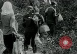 Immagine di Famiglia vietnamita che trasportano derrate alimentari e forniture in Viet Cong camp in Il Vietnam, 1965, secondo 62 filmato di repertorio 65675032697