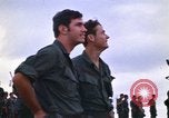 Immagine di 1° aria divisione di cavalleria sostituzioni guardando demonstratio in elicottero Il Vietnam, 1971, secondo 11 filmato di repertorio 65675032698