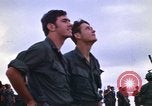 Immagine di 1° aria divisione di cavalleria sostituzioni guardando demonstratio in elicottero Il Vietnam, 1971, secondo 15 filmato di repertorio 65675032698