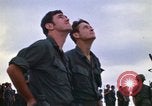 Immagine di 1° aria divisione di cavalleria sostituzioni guardando demonstratio in elicottero Il Vietnam, 1971, secondo 16 filmato di repertorio 65675032698