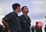 Immagine di 1° aria divisione di cavalleria sostituzioni guardando demonstratio in elicottero Il Vietnam, 1971, secondo 17 filmato di repertorio 65675032698