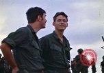 Immagine di 1° aria divisione di cavalleria sostituzioni guardando demonstratio in elicottero Il Vietnam, 1971, secondo 18 filmato di repertorio 65675032698