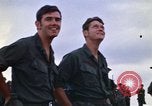 Immagine di 1° aria divisione di cavalleria sostituzioni guardando demonstratio in elicottero Il Vietnam, 1971, secondo 19 filmato di repertorio 65675032698