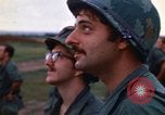Immagine di 1° aria divisione di cavalleria sostituzioni guardando demonstratio in elicottero Il Vietnam, 1971, secondo 20 filmato di repertorio 65675032698