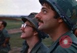 Immagine di 1° aria divisione di cavalleria sostituzioni guardando demonstratio in elicottero Il Vietnam, 1971, secondo 21 filmato di repertorio 65675032698