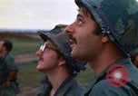 Immagine di 1° aria divisione di cavalleria sostituzioni guardando demonstratio in elicottero Il Vietnam, 1971, secondo 22 filmato di repertorio 65675032698