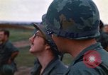 Immagine di 1° aria divisione di cavalleria sostituzioni guardando demonstratio in elicottero Il Vietnam, 1971, secondo 23 filmato di repertorio 65675032698