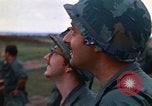 Immagine di 1° aria divisione di cavalleria sostituzioni guardando demonstratio in elicottero Il Vietnam, 1971, secondo 24 filmato di repertorio 65675032698