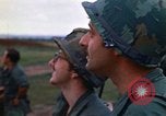 Immagine di 1° aria divisione di cavalleria sostituzioni guardando demonstratio in elicottero Il Vietnam, 1971, secondo 25 filmato di repertorio 65675032698
