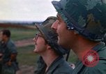 Immagine di 1° aria divisione di cavalleria sostituzioni guardando demonstratio in elicottero Il Vietnam, 1971, secondo 26 filmato di repertorio 65675032698
