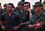 Immagine di 1° aria divisione di cavalleria sostituzioni guardando demonstratio in elicottero Il Vietnam, 1971, secondo 41 filmato di repertorio 65675032698